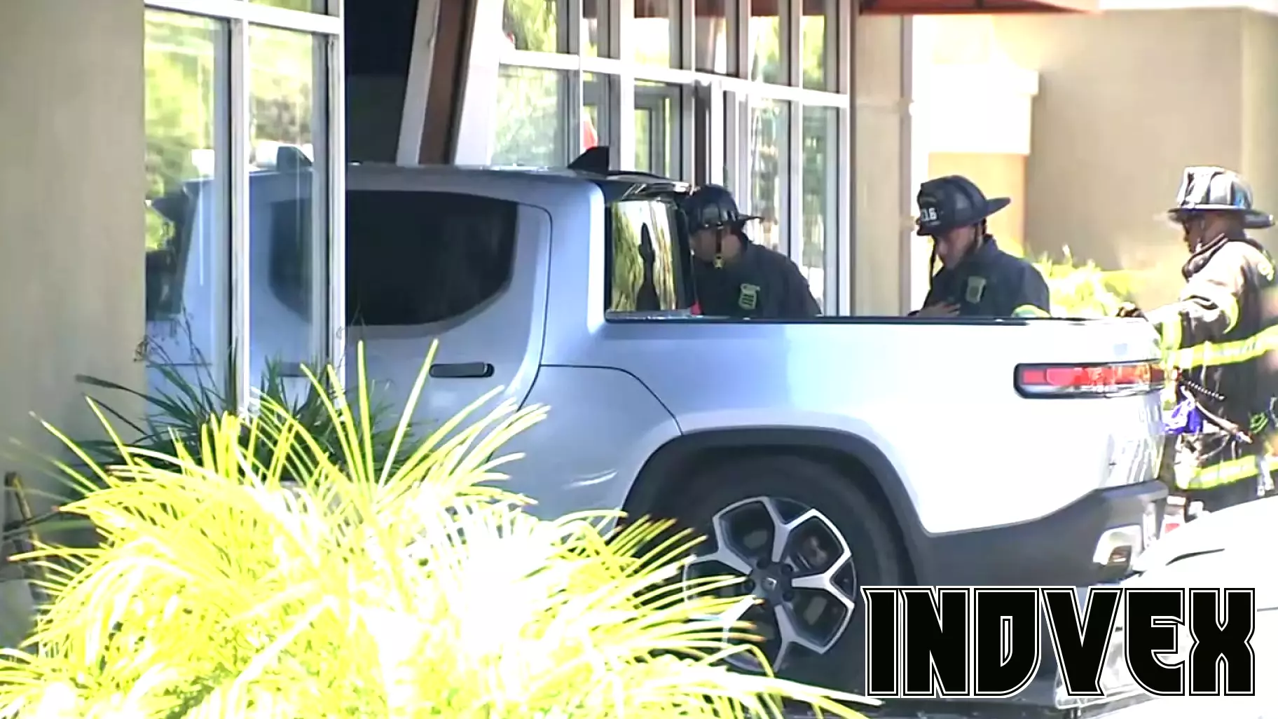 1 person injured after pickup truck crashes into San Jose business, police say
