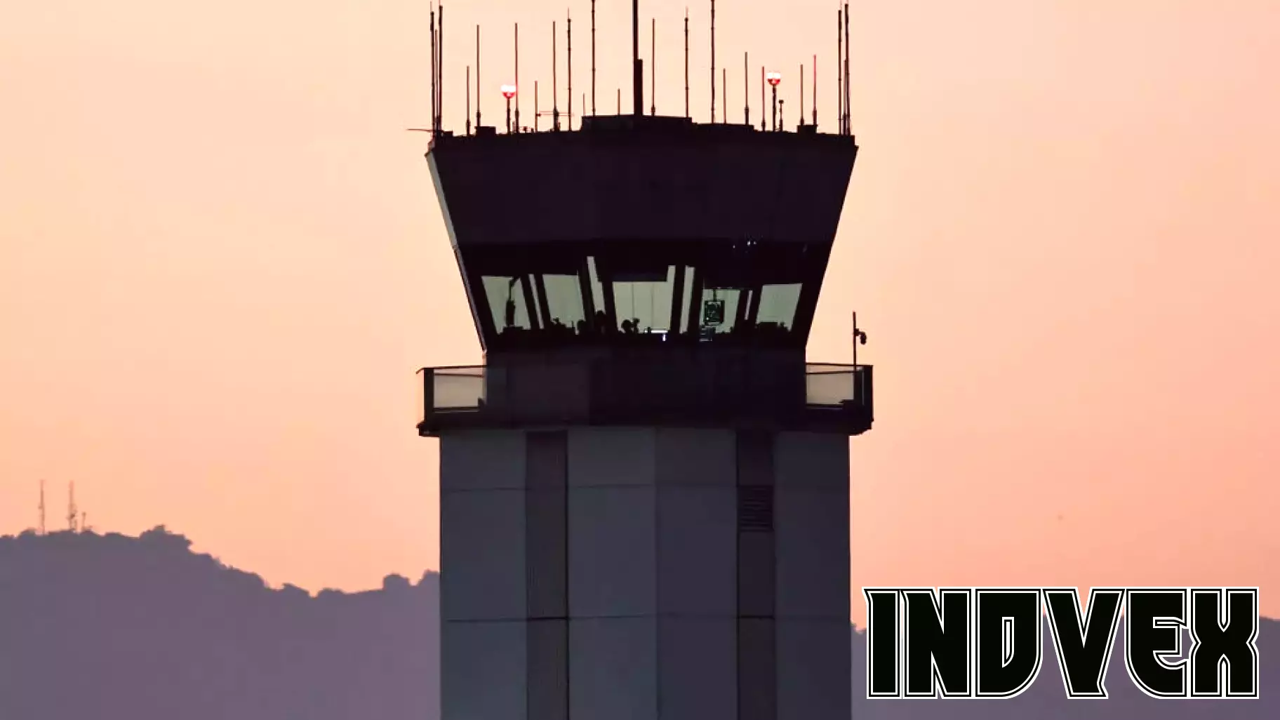 Airline Crew Provides Support to Air Traffic Controllers Amid Shutdown